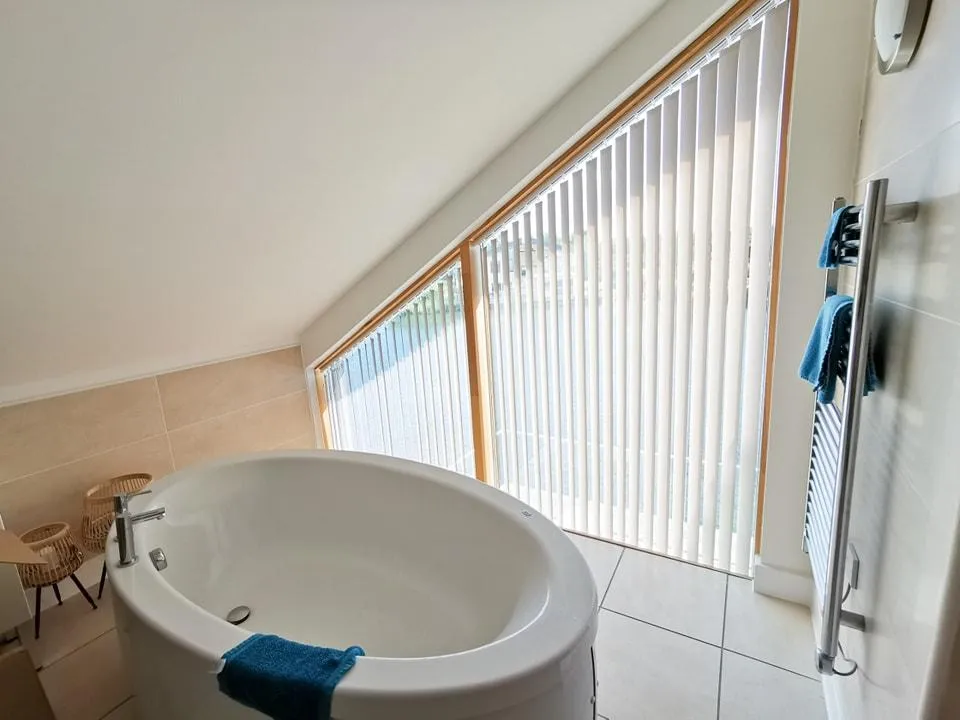 vertical bathroom blinds